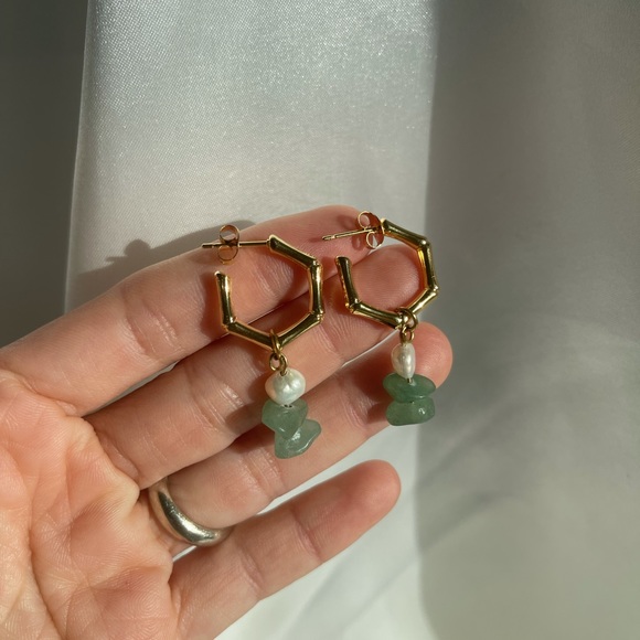 Sage green natural stone & fresh water pearl stainless steel gold hoop earrings - Picture 2 of 4